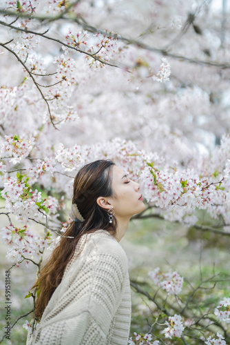 桜の花と女性 © peach100