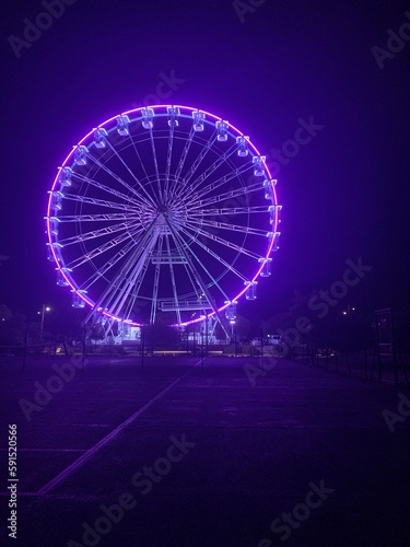 Grande roue violette de nuit
