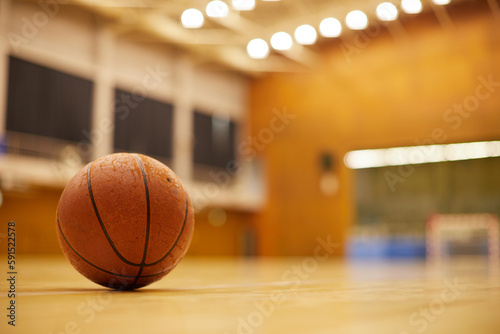 体育館のバスケット練習場のバスケットボールの風景