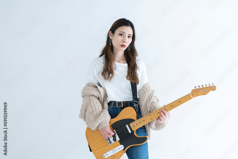 ギターを弾く女性 ギターを弾く女性