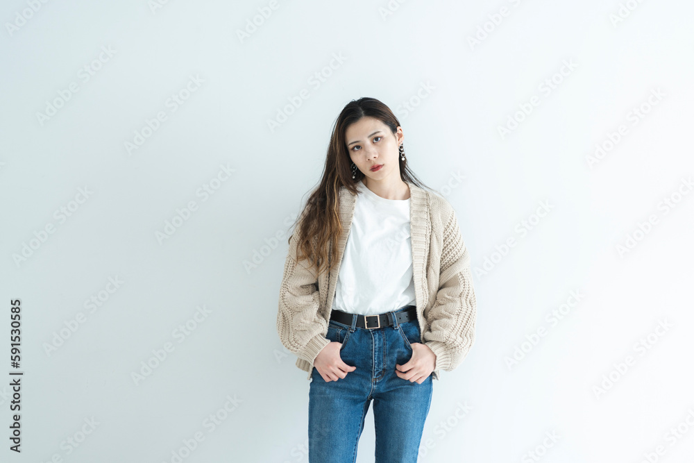 カジュアルファッションのクールな女性 カジュアルファッションのクールな女性