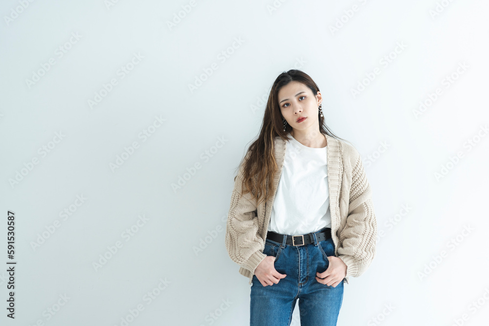 カジュアルファッションのクールな女性 カジュアルファッションのクールな女性