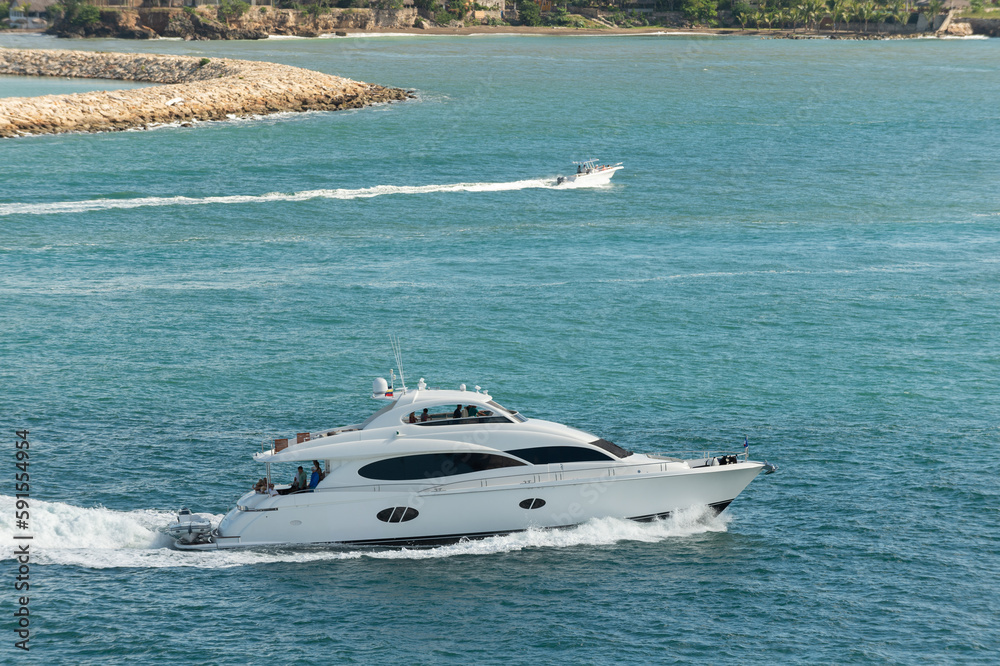 Obraz premium yacht boat trip. yacht boat in the sea. yacht boat in the ocean. summer vacation on yacht boat.