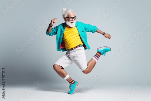 Fotografia Funny old man doing gymnastics or aerobics. Generative AI