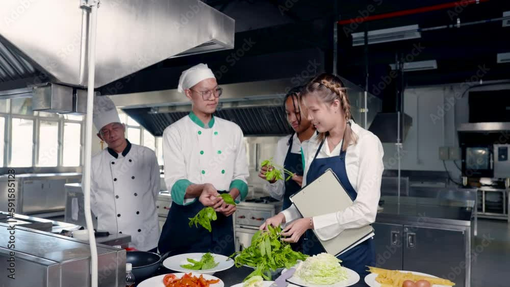 Vidéo Stock 4K, Chef teaches two girls who come cooking class, pick and