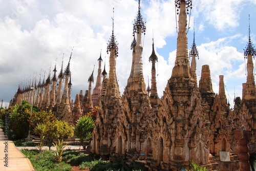 Estupas o pagodas de Kakku, Birmania, Myanmar, con tonalidades rosáceas y las puntas llenas de campanas