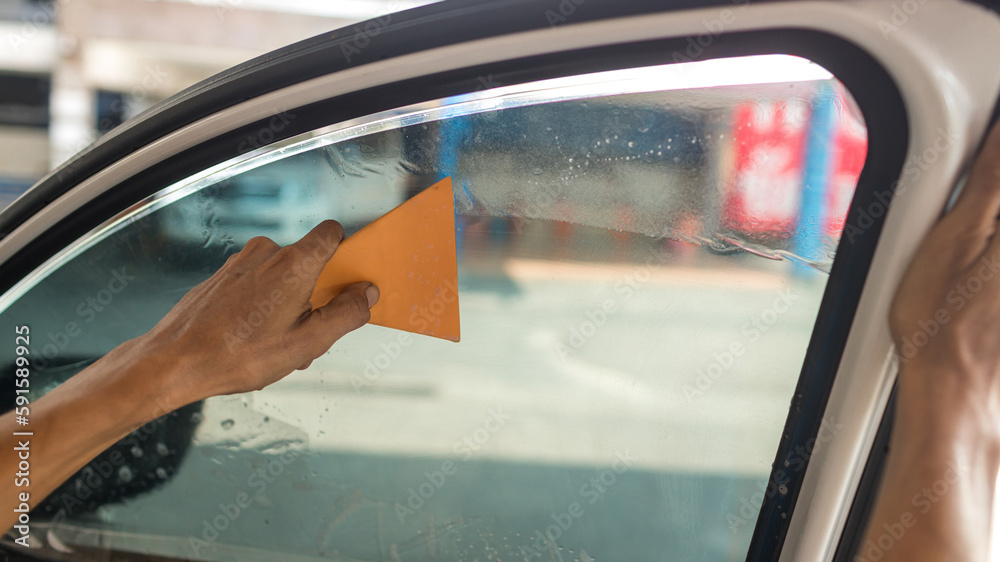 Foto de Technician Installing car window tint. Car window tinting
