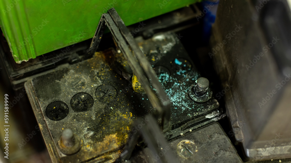 Foto de Oxidized and dirty car battery terminal. Battery terminals