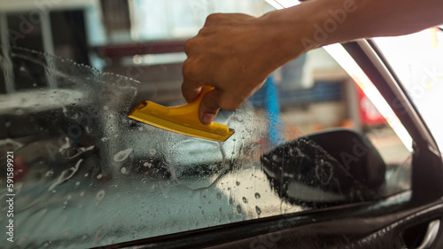 Foto Technician Installing car window tint