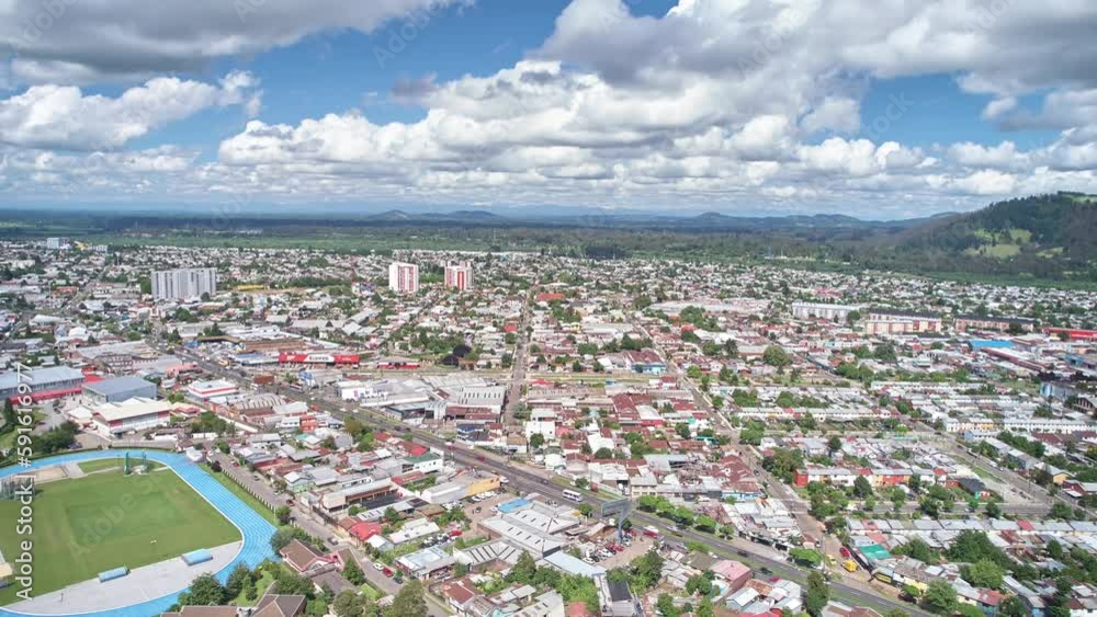toma aerea de la ciudad mientras pasan las nubes