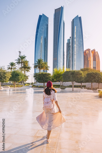 Obraz na płótnie Revel in the beauty of Abu Dhabi's breathtaking architecture and multicultural vibrancy, embodied by the elegant figure of an Indian woman. w salonie
