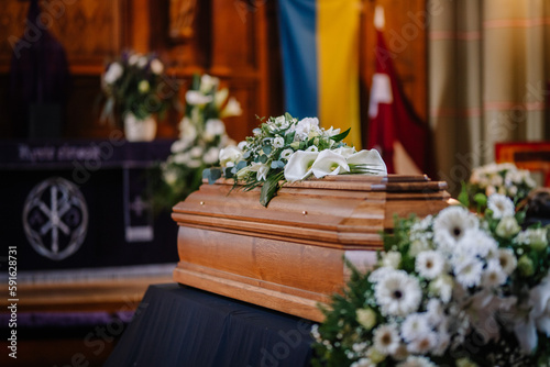 Foto A coffin decorated with many flowers and candles in a beautiful church, ceremony