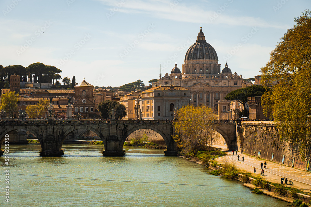 Aussicht auf die Brücke und den Petersdom in Rom