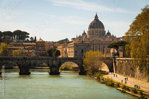 Aussicht auf die Brücke und den Petersdom in Rom