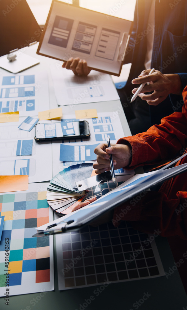 Foto de Close up ux developer and ui designer brainstorming about ...