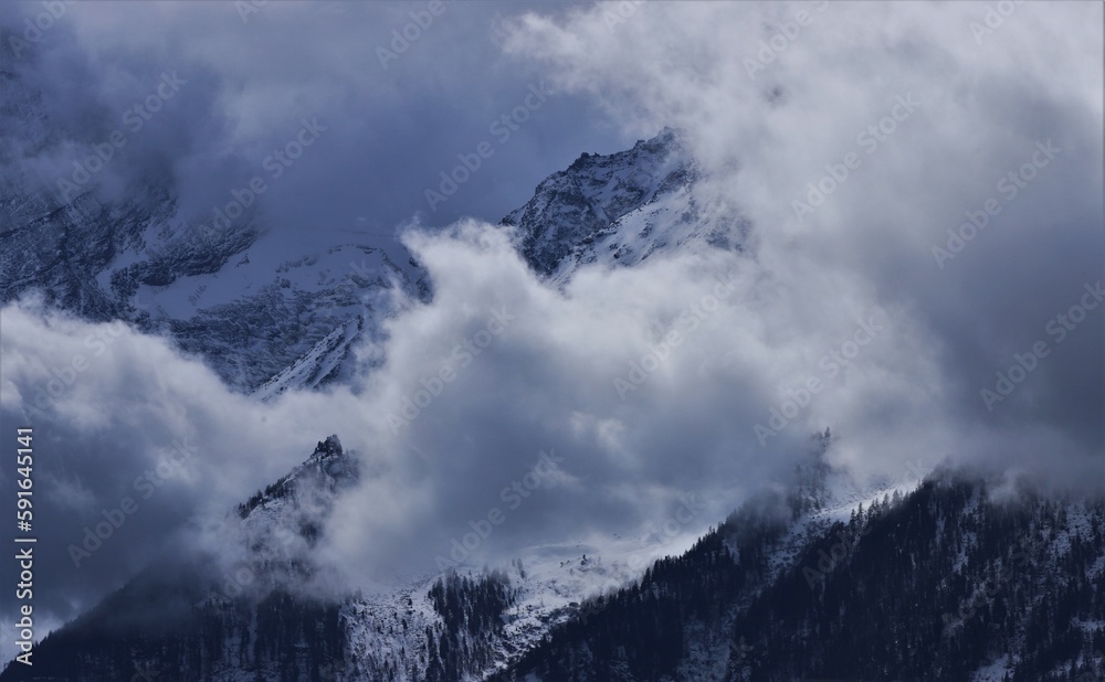 Sommet de la Grivola sortant des nuages, Italie Sommet de la Grivola sortant des nuages, Italie