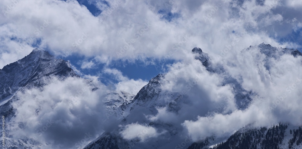 Sommet de la Grivola sortant des nuages, Italie