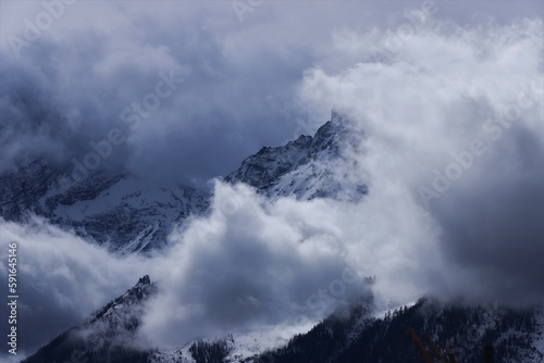 Sommet de la Grivola sortant des nuages  Italie