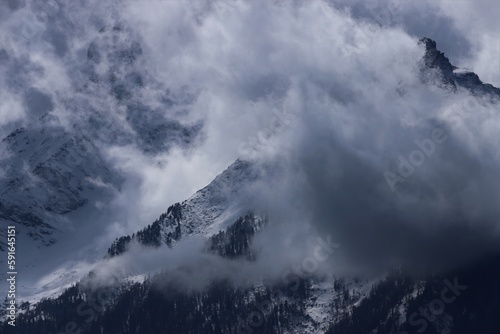 Sommet de la Grivola sortant des nuages, Italie