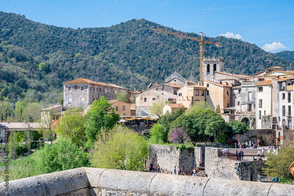 Vista de la histórica ciudad catalana (fortaleza) de Besalú (Girona) con sus calles medievales.