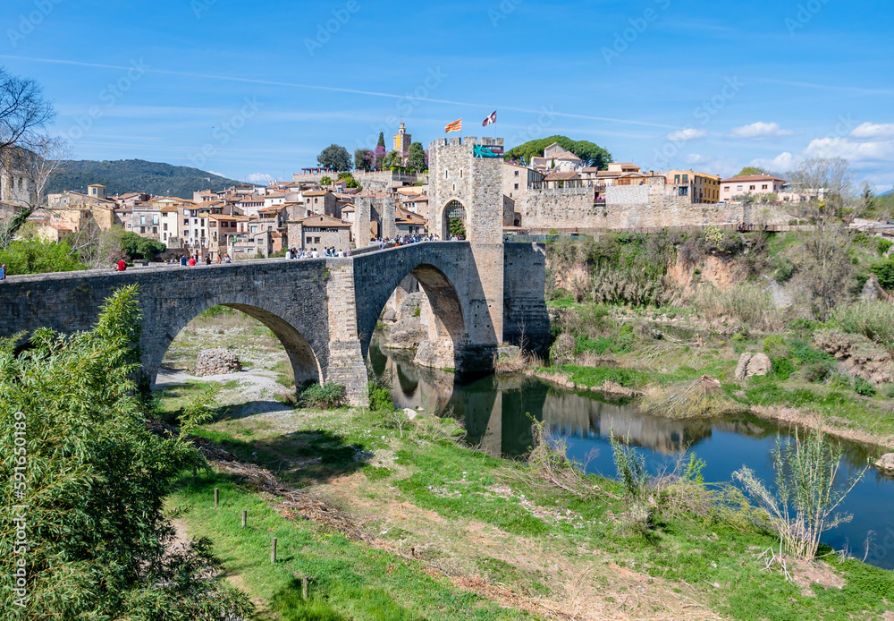 Vista de la histórica ciudad catalana (fortaleza) de Besalú (Girona) con sus calles medievales.