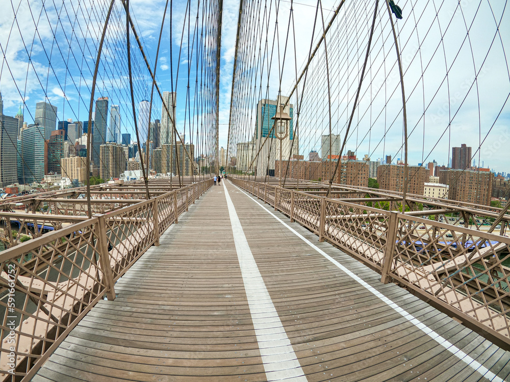 Naklejka premium walking for Brooklyn bridge, New York 