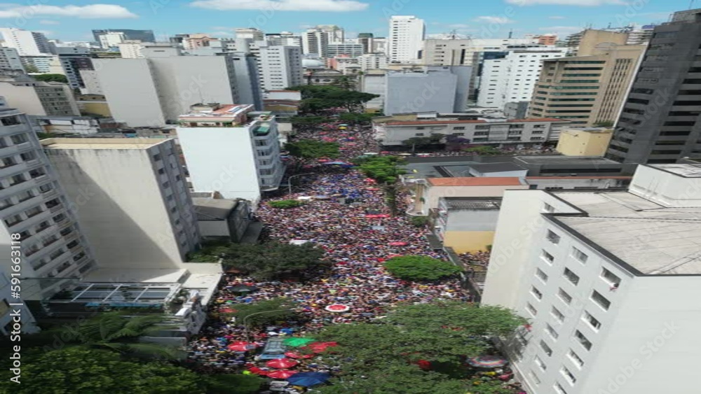 Carnaval Brasileiro Bloquinho Bloco Rua Cidade Paisagem Urbana Urbano São Paulo Grupo Carnavalesco Musical Charanga Movimento Pessoas Instrumentos Metal Trombone Sax Saxofone Trompete Flauta Sao 