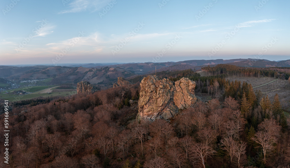 Bruchhauser Steine in Sauerland locken die Wandertouristen in Scharen an Bruchhauser Steine in Sauerland locken die Wandertouristen in Scharen an