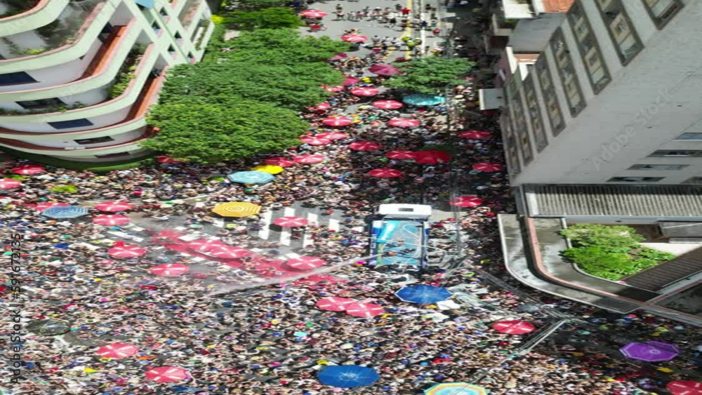 Carnaval Brasileiro Bloquinho Bloco Rua Cidade Paisagem Urbana Urbano São Paulo Grupo Carnavalesco Musical Charanga Movimento Pessoas Instrumentos Metal Trombone Sax Saxofone Trompete Flauta Sao 