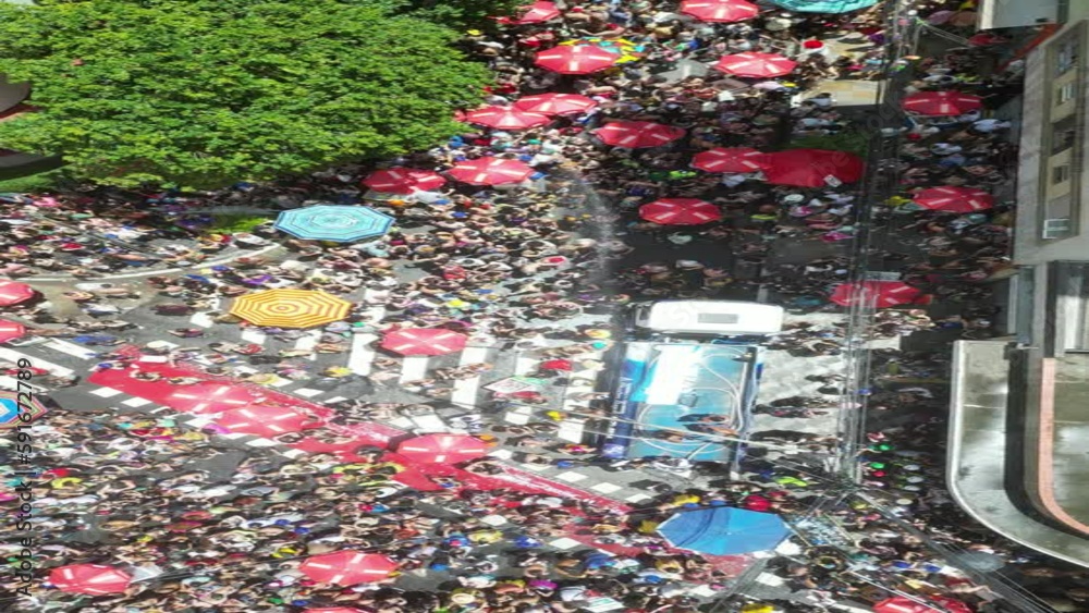 Carnaval Brasileiro Bloquinho Bloco Rua Cidade Paisagem Urbana Urbano São Paulo Grupo Carnavalesco Musical Charanga Movimento Pessoas Instrumentos Metal Trombone Sax Saxofone Trompete Flauta Sao 