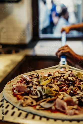 Pizza casera al estilo italiano. Masa reci  n amasada  tomates triturados a mano y una mezcla perfecta de queso mozzarella y parmesano hacen de esta pizza una verdadera obra de arte. 