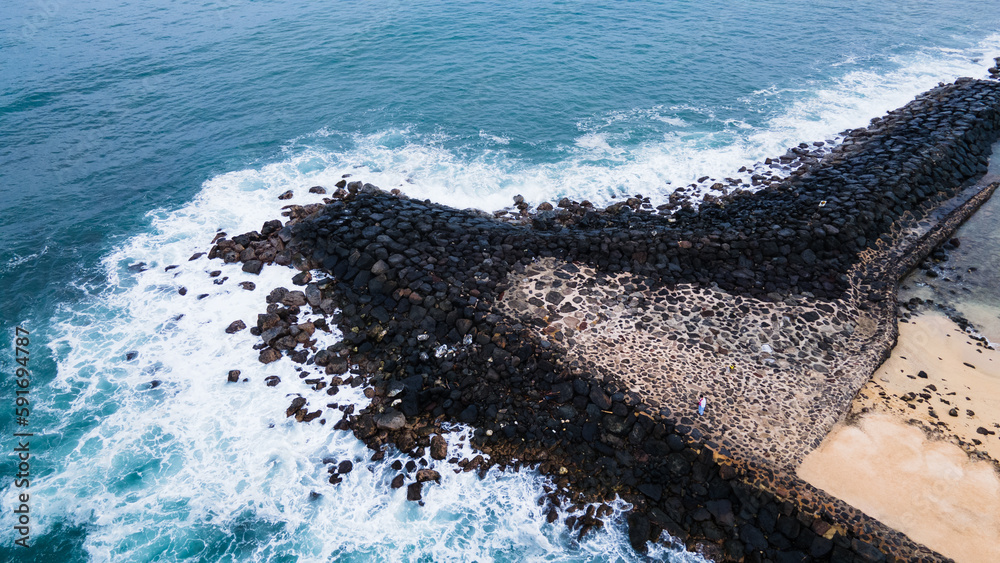 Obraz premium Rocky beach coast of Magic Island Lagoon Oahu Hawaii
