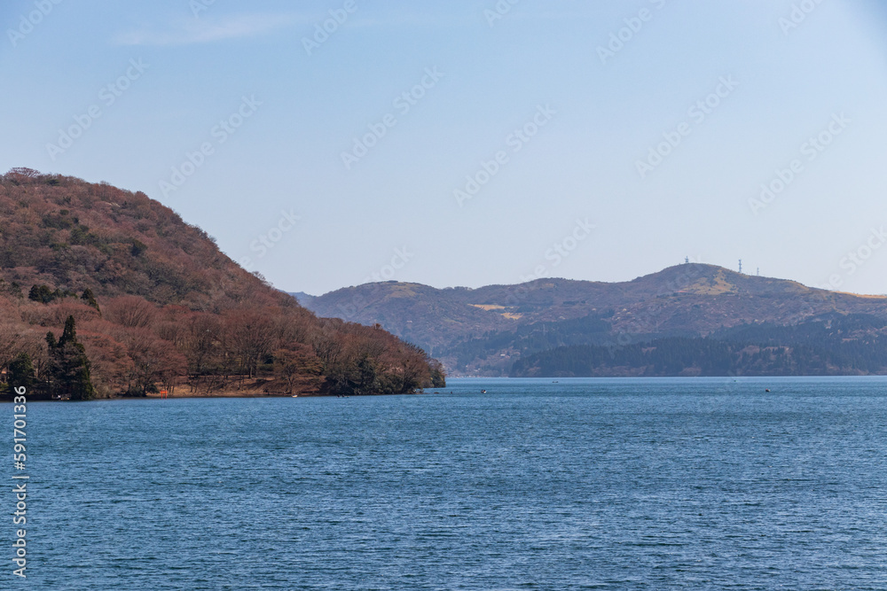 晴れの日の穏やかな芦ノ湖の風景