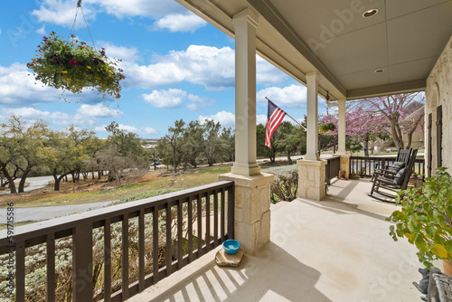 Φωτογραφία a wrap around porch with a view