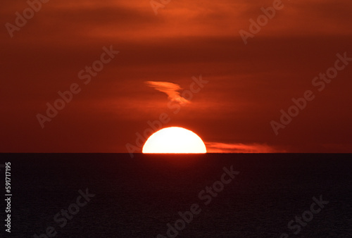 Fototapeta Naklejka Na Ścianę i Meble -  日本海のだるま夕日