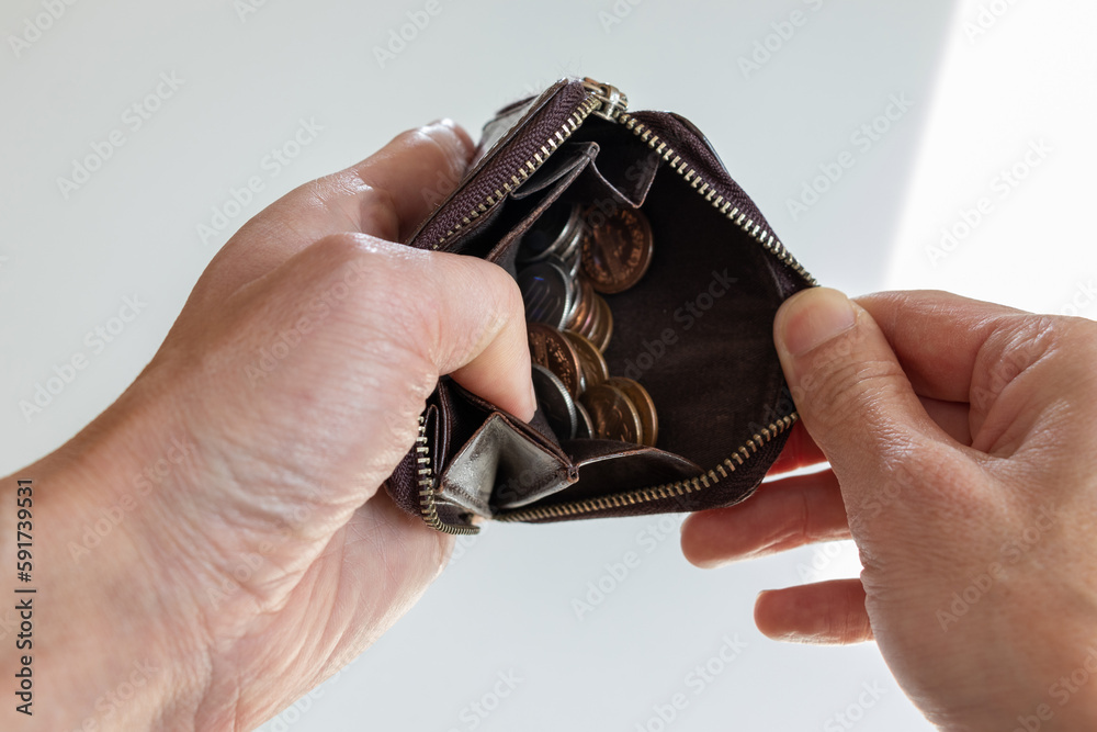 Fototapeta premium 小銭入れを開けて中身を確認する