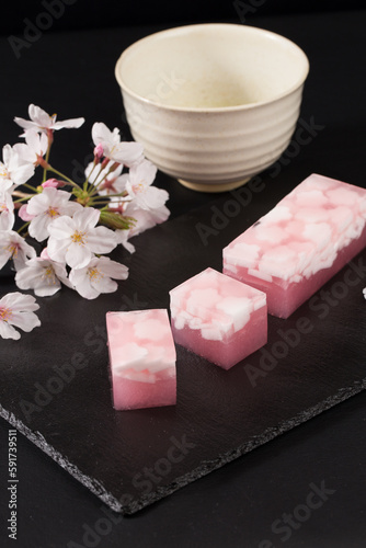 桜イメージの寒天羊羹と抹茶