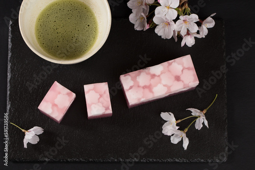 桜イメージの寒天羊羹と抹茶