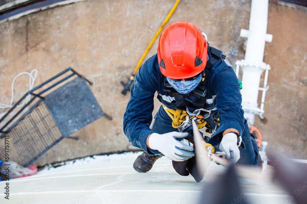 Foto de Top view pic of industrial rope access welder working at height