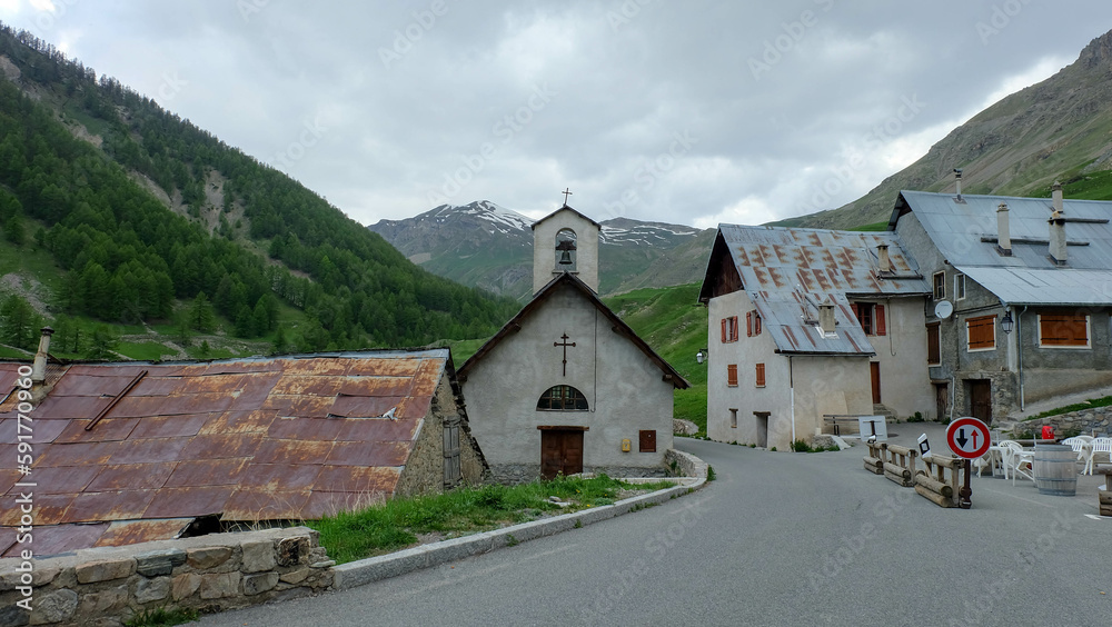 Alpen in Frankreich - Route des Grandes Alpes mit Kirche