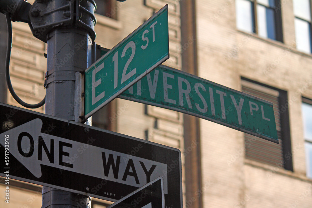 Obraz premium Green East 12th Street and University Place traditional sign in Midtown Manhattan