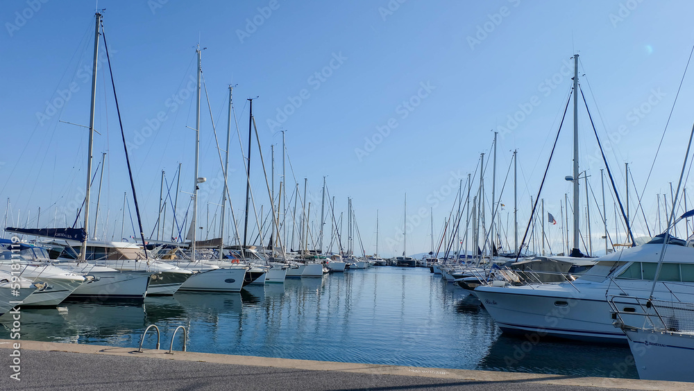 Hafen an der Cote d'Azur in Frankreich Port de Santa-Lucia