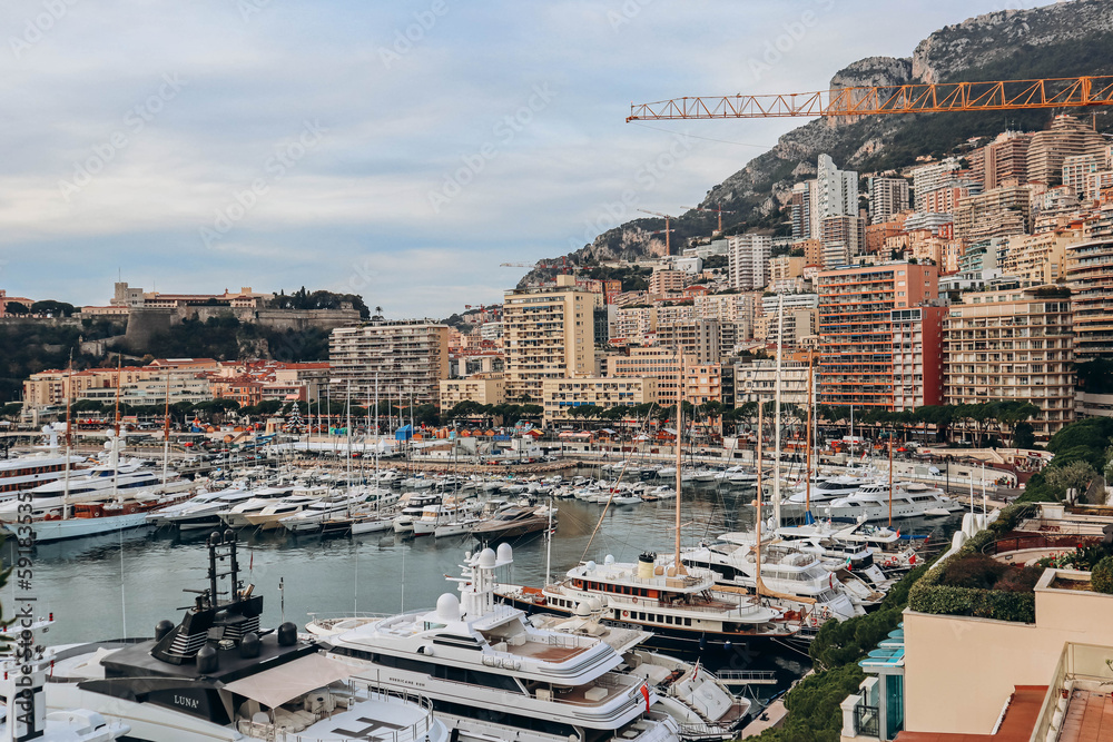 Obraz premium Monaco, Monaco - 28.12.2021 : Port Hercule and the beautiful facades of the Principality of Monaco