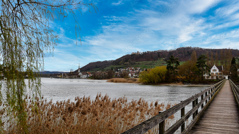 Füßgängersteg zur Insel Werd in Eschenz / Schweiz mit Blick auf Stein am Rhein und zur Burg  Hohenklingen