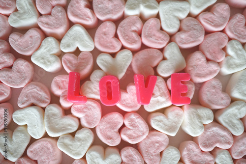 ハートのマシュマロと「LOVE」の文字チョコレート