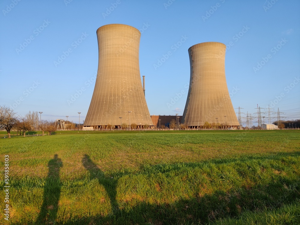 Atomkraftwerk (AKW / KKW) Grafenrheinfeld, zwei Kühltürme