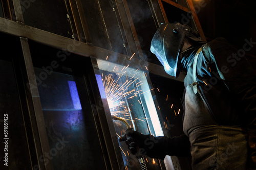 The process of welding a vertical joint in a product. © Александр Байдук