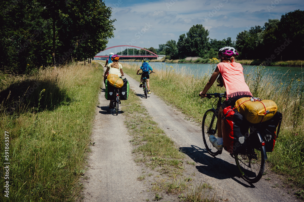 Familie auf einer Fahrradtour entlang des Dortmund-Ems Kanals bei Münster in den Sommerferien, Deutschland - obrazy, fototapety, plakaty 