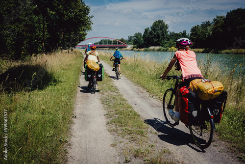 Canvastavla Familie auf einer Fahrradtour entlang des Dortmund-Ems Kanals bei Münster in den