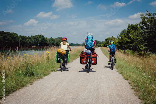 Familie auf einer Fahrradtour entlang des Dortmund-Ems Kanals bei Münster in den Sommerferien, Deutschland